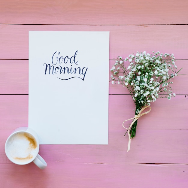 Kostenloses Foto kaffeetasse mit schablone und blumenstrauß