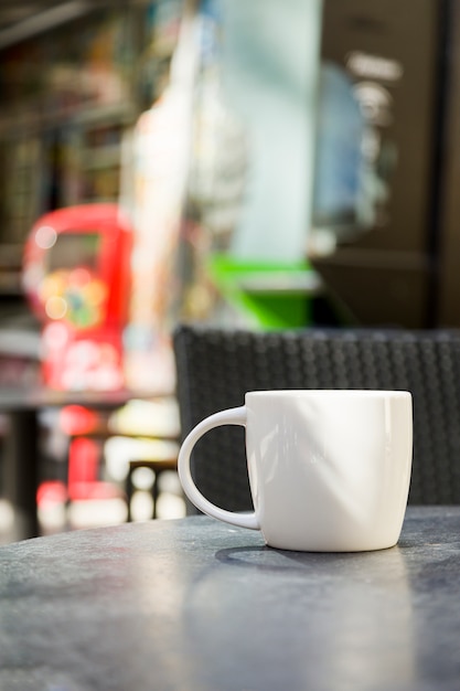 Kaffeetasse mit unscharfem Hintergrund