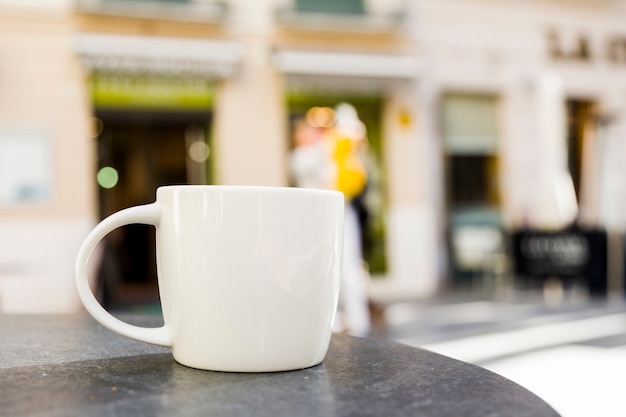 Kaffeetasse mit unscharfem Hintergrund