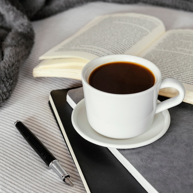 Kaffeetasse und Buch hohen Winkel