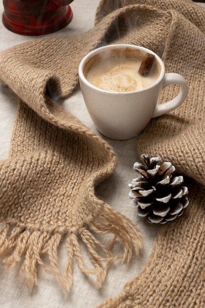 Kaffeetasse und Schal mit hohem Winkel
