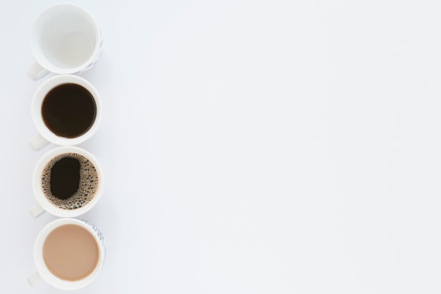 Kaffeetassen auf weißer Tabelle mit Kopienraum