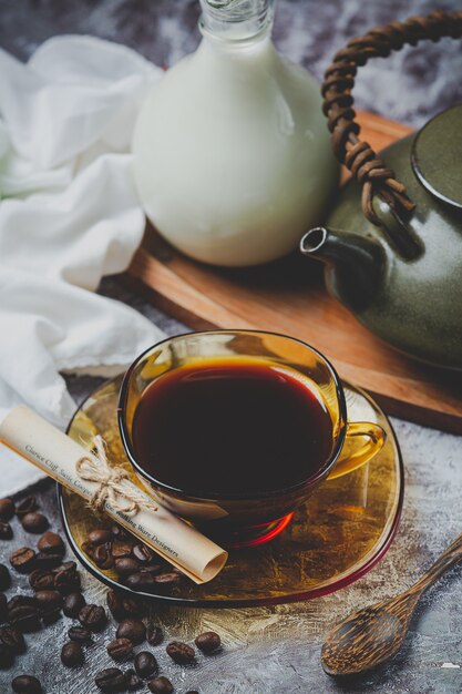 Kaffeetassen und Bohnen, internationales Kaffeetagskonzept