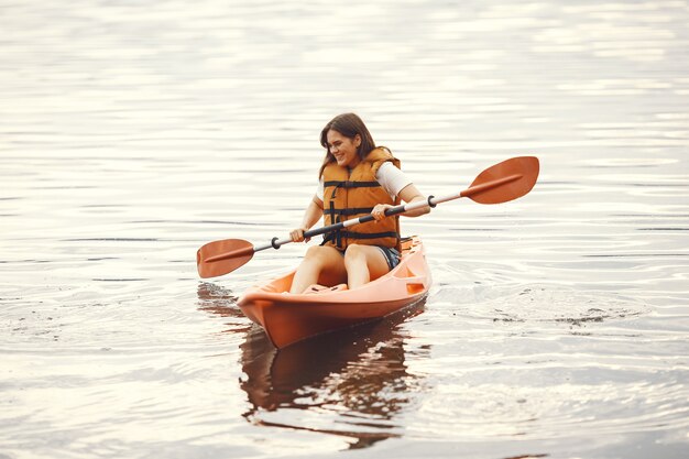 Kajak fahren. Eine Frau im Kajak. Mädchen, das im Wasser paddelt.