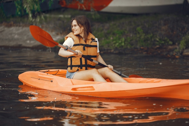 Kajak fahren. Eine Frau im Kajak. Mädchen, das im Wasser paddelt.