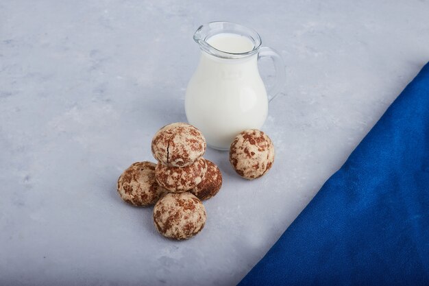 Kakao-Lebkuchen lokalisiert auf grauem Hintergrund mit einem Glas Milch.