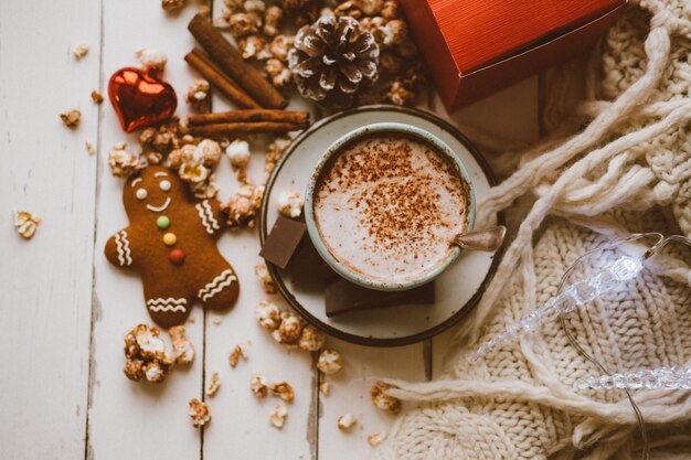 Kakao-Schokoladen-Popcorn-Ingwerkekse und gestrickte Decke Gemütlicher Winterhaushintergrund