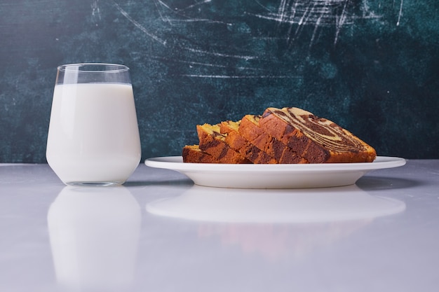 Kakaokuchen in Scheiben geschnitten und mit einem Glas Milch serviert.