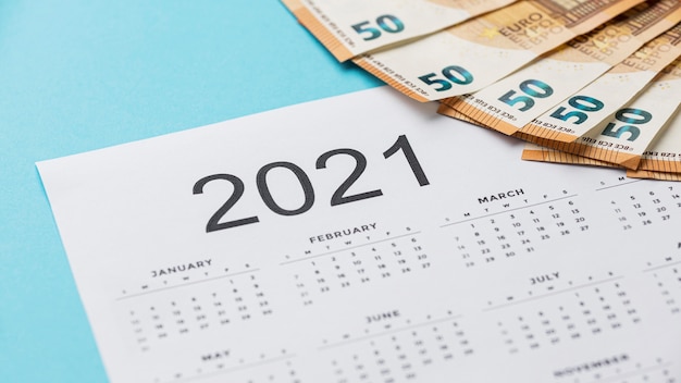 Kalender 2021 mit Banknotenanordnung