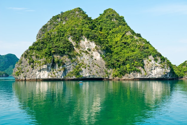 Kostenloses Foto kalkstein halong bucht landschaft