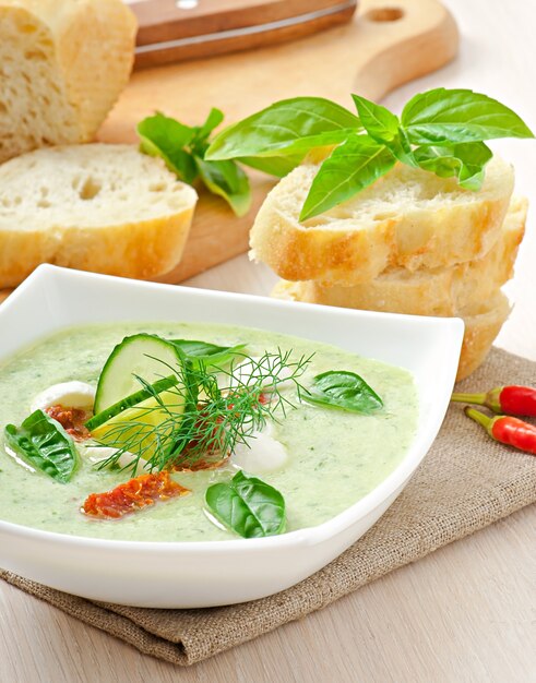 Kalte Gurkensuppe mit getrockneten Tomaten und Mozzarella