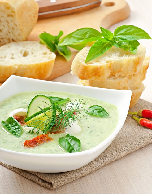 Kalte Gurkensuppe mit getrockneten Tomaten und Mozzarella