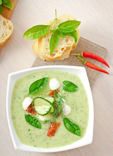 Kalte Gurkensuppe mit getrockneten Tomaten und Mozzarella