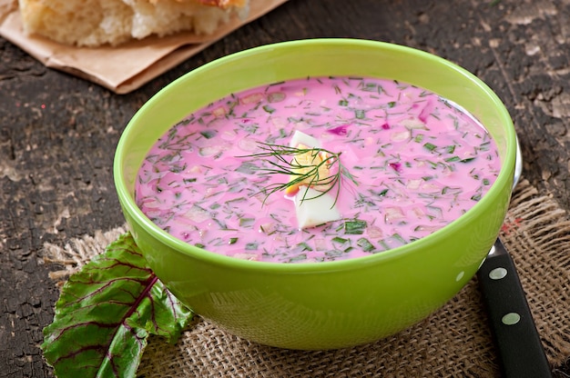 Kostenloses Foto kalte suppe mit rote beete und joghurt