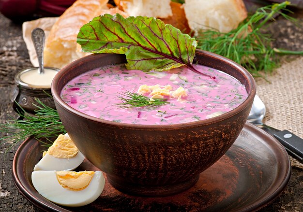 Kalte Suppe mit Rote-Bete-Wurzeln und Joghurt