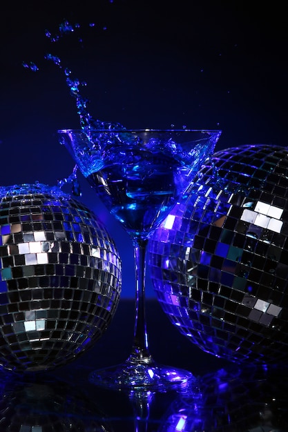 Kostenloses Foto kalter blauer cocktail mit discokugel