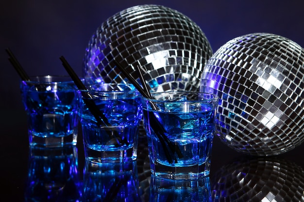 Kalter blauer Cocktail mit Discokugel