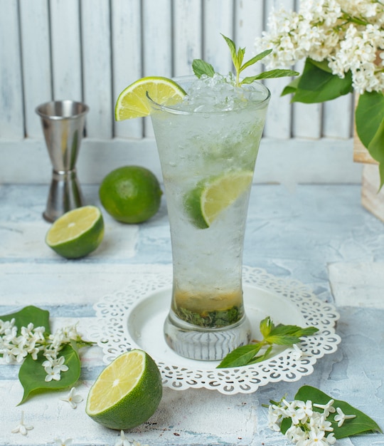 kalter Kalkcocktail auf dem Tisch