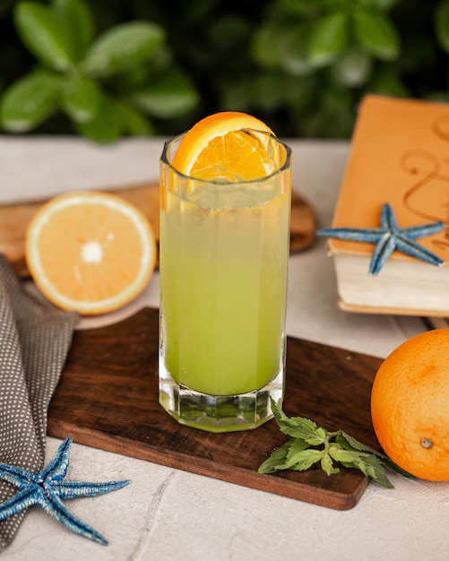 kalter Zitronencocktail mit Orangenscheibe