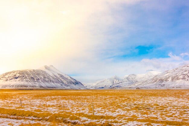 Kaltes Eis schneebedecktes Bergpanorama