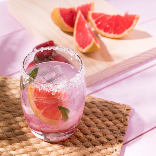 Kaltes Getränk aus Grapefruit und Erdbeere