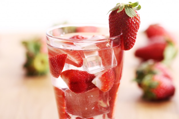 Kaltes Getränk mit Erdbeeren