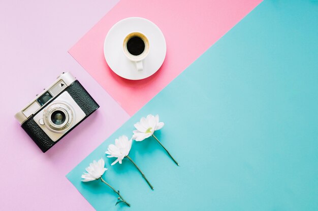 Kamera, Blumen und Kaffee