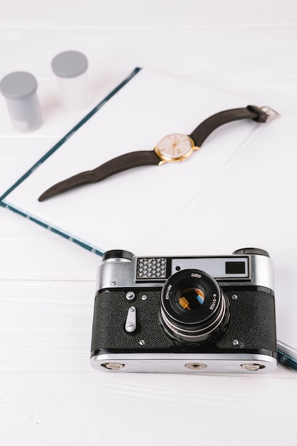 Kostenloses Foto kamera mit buch und uhr