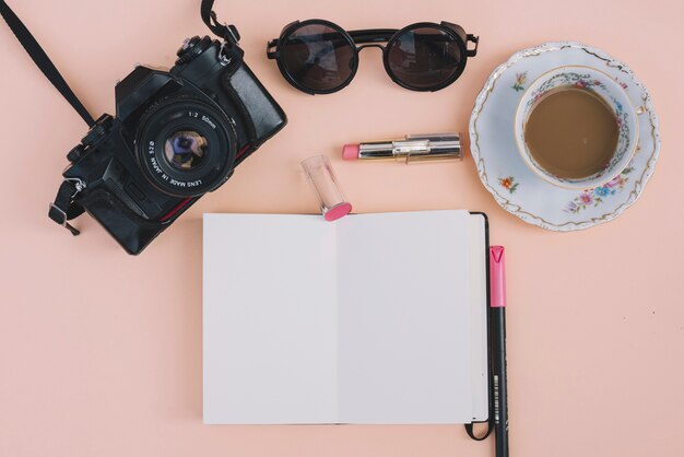 Kamera und Kaffee in der Nähe von Notebook und Zubehör