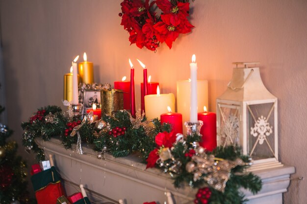 Kamin dekoriert mit Weihnachtsmotiven