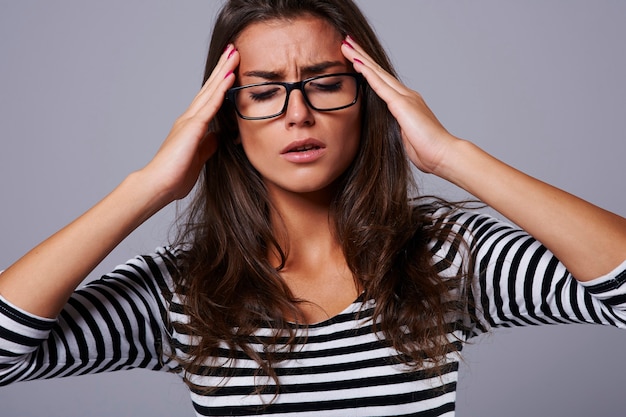 Kampf der Frau mit starken Kopfschmerzen