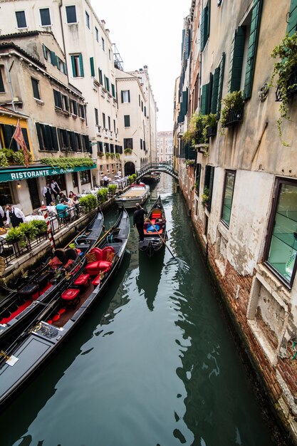Kanal mit Gondeln in Venedig, Italien. Architektur und Wahrzeichen von Venedig. Venedig Postkarte mit Venedig Gondeln.