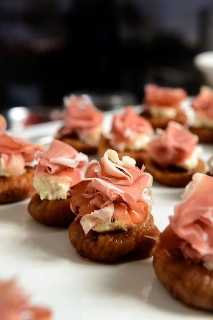 Kanapees mit Schinken-Tomatenscheiben und Feigen