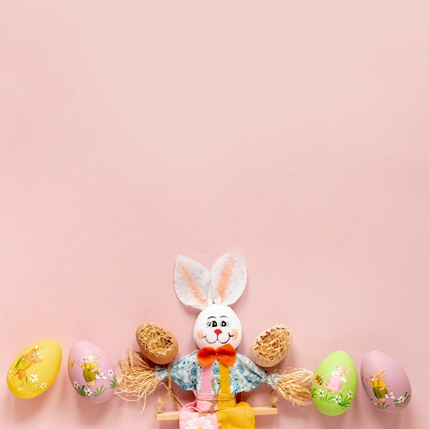 Kaninchen Dekoration mit bemalten Eiern