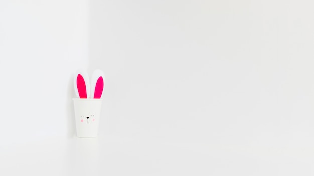 Kostenloses Foto kaninchen dekoriert pappbecher