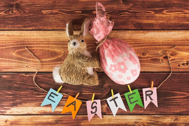 Kaninchen und Ei in der Nähe von Ostern schreiben