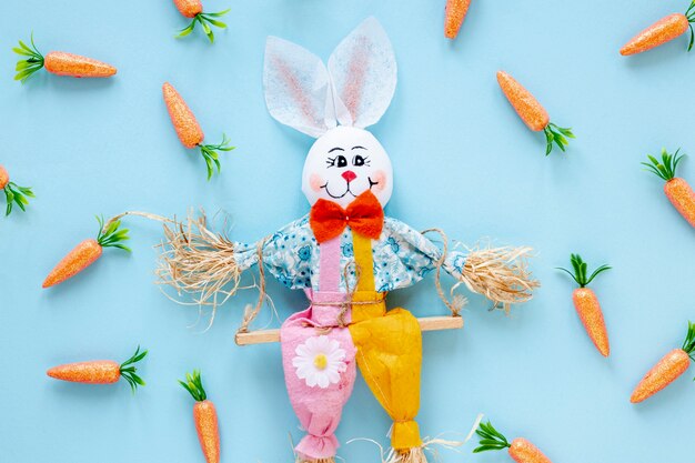 Kaninchendekorationen mit Rahmen von Karotten