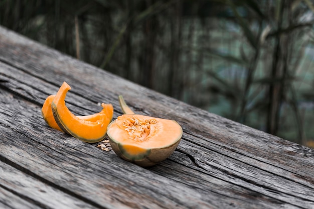 Kantalupemelone auf Holztisch