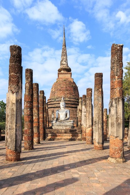 Kapelle und Buddha-Statue im Wat Sa Si Shukhothai Historical Park Thailand