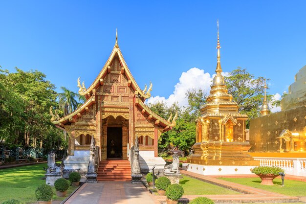 Kapelle und goldene Pagode im Wat Phra Singh Woramahawihan in Chiang Mai nördlich von Thailand