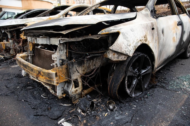 Kaputte und verbrannte autos auf dem parkplatz, unfall oder vorsätzlicher vandalismus
