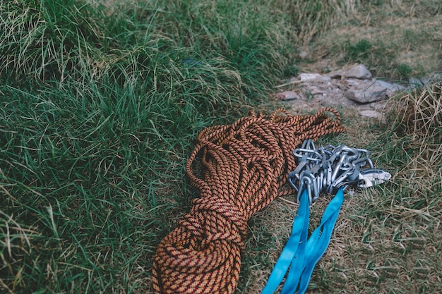 Karabiner und Seil auf dem Boden