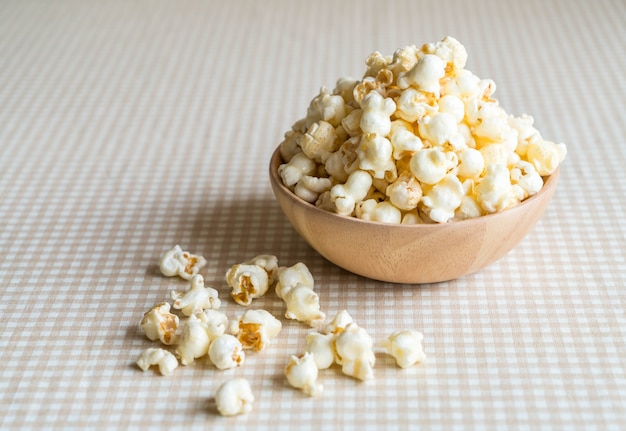 Karamell Popcorn auf dem Tisch