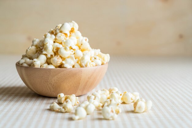 Karamell Popcorn auf dem Tisch