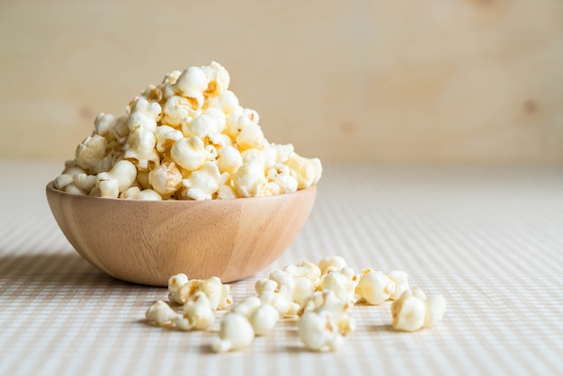 Karamell Popcorn auf dem Tisch