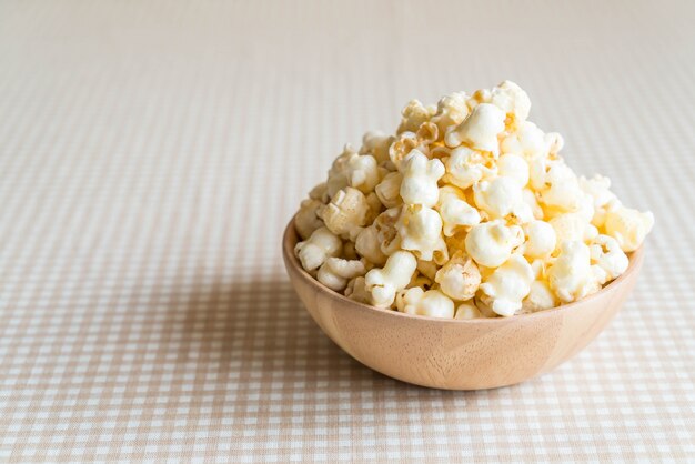 Karamell Popcorn auf dem Tisch