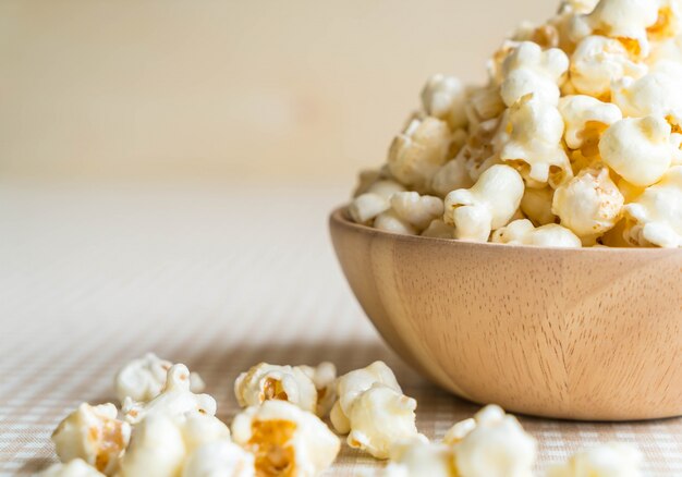 Karamell Popcorn auf dem Tisch