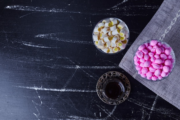 Karamellbonbons mit einem Glas Tee, Draufsicht.