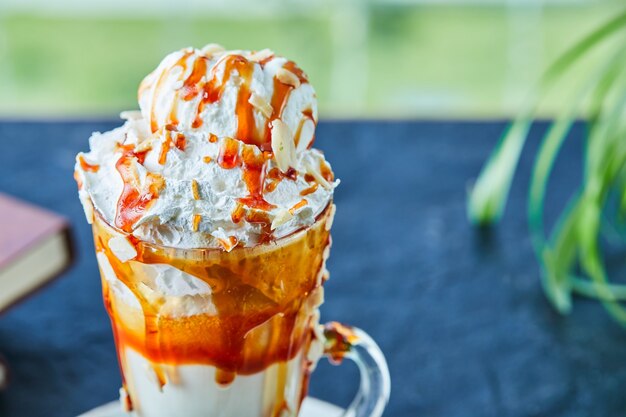 Karamellmilchshake mit Streuseln in der grünen Oberfläche