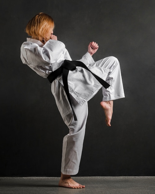 Karate-frau, die vollen schuss übt